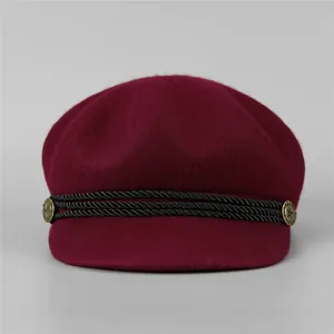 Casquette gavroche en laine rouge vin avec corde tressée noire et boutons métalliques étoiles