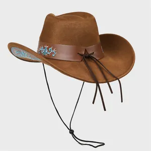 Dettaglio cappello da cowboy marrone con ricamo floreale blu e fascia in pelle turchese