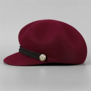 Détail d'une casquette gavroche bordeaux en laine avec cordelette et bouton étoilé