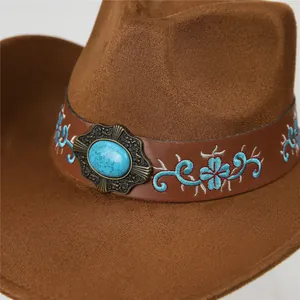 Dettaglio cappello da cowboy in feltro con pietra turchese e ricami etnici decorativi