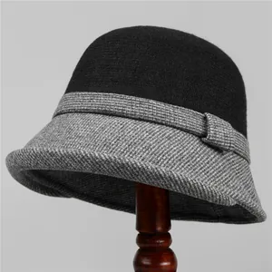 Dettaglio cappello cloche in lana con motivo pied-de-poule e decorazione fiocco elegante