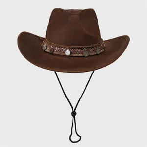 Bruine cowboyhoed met brede rand, bohemien band en zilveren hangers voor buiten