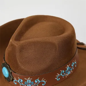 Dettaglio ricamo su cappello cowboy marrone con pietra turchese e fascia in pelle