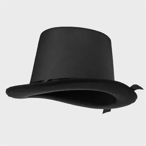 Primer plano de la textura mate y el ala curva de este clásico sombrero de copa negro