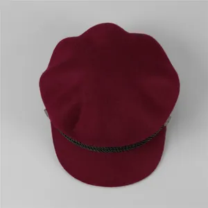 Casquette gavroche chic en laine bordeaux pour femme avec cordelette et boutons