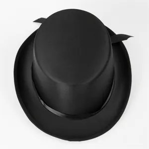 Primer plano detallado de un sombrero de copa negro con cinta de satén y detalle de lazo
