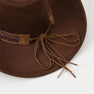 Detail van een bruine cowboyhoed met etnische geweven band en hangende leren koorden