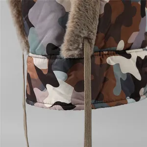Detailansicht der Camouflage-Wintermütze mit dickem Kunstfellfutter und gewebten Bändern