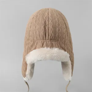 Gros plan d'une chapka en maille avec doublure pelucheuse et protège-oreilles
