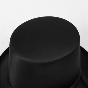 Primer plano de un sombrero de copa negro clásico con textura de tela de alta calidad