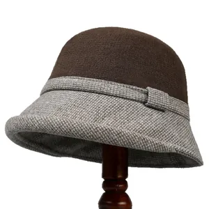 Elegante cappello cloche in misto lana con corona marrone e tesa a motivo pied-de-poule