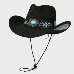 Dettaglio cappello cowboy con ricamo floreale blu e gemma di turchese sul cinturino