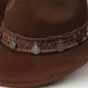 Detail van bruine cowboyhoed met etnische geweven band en vintage metalen munthangers