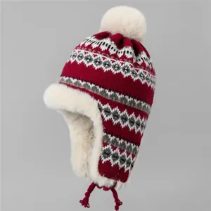 Vue détaillée de la doublure en fausse fourrure épaisse et du motif tricoté rouge du bonnet