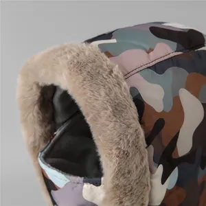 Detailaufnahme der Camouflage-Wintermütze mit dickem Kunstfellfutter und winddichtem Stoff
