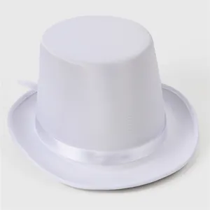 Detalle de un sombrero de copa blanco con textura fina y cinta de raso a juego decorativa