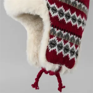 Bonnet d'aviateur d'hiver avec motif géométrique tricoté et doublure en fausse fourrure blanche