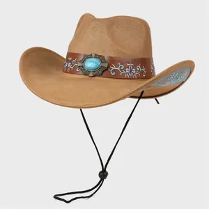 Dettaglio cappello da cowboy con pietra turchese e ricamo etnico su fascia in pelle