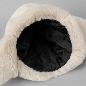 Chapka d'hiver épaisse avec extérieur en fausse fourrure crème et doublure matelassée