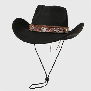 Detail van zwarte cowboyhoed met etnisch borduursel en zilveren studs op de rand