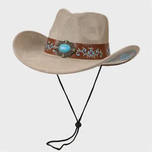 Dettaglio di cappello cowboy con pietra turchese, fascia in cuoio e ricamo blu