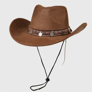 Detail van een bruine cowboyhoed met een etnische geweven band en metalen hangers
