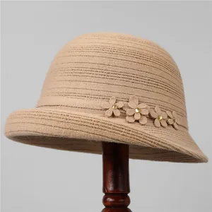 Cappello Cloche a Maglia Elegante da Donna Caldo Inverno in Misto Viscosa Cappello a Secchiello Con Decorazione Floreale 3D e Strass per Madre