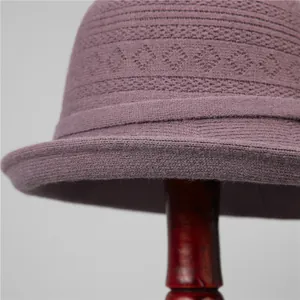 Elegante gorro de punto de lana morado para mujer con diseño vintage y ala enrollada