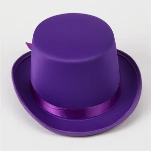 Detalle de un sombrero de copa de satén morado con cinta y acabado brillante