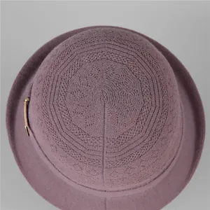 Elegante sombrero de punto morado con patrones geométricos y adorno de metal dorado