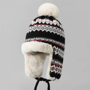 Détail du tricot et de la doublure en fausse fourrure de la chapka d'hiver