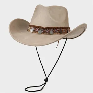 Detail van beige cowboyhoed met etnische gevlochten band en zilveren munthangers