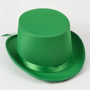 Vista detallada de un sombrero de copa verde esmeralda con cinta de raso a juego
