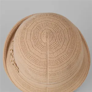 Elegante cappello a secchiello in maglia kaki per donna con decorazione floreale laterale