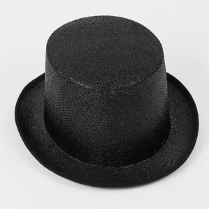 Vista superior detallada de sombrero de copa negro con textura rugosa y ala curva elegante
