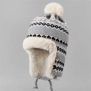 Détails de la maille et doublure en fourrure synthétique du bonnet d'hiver avec oreillettes