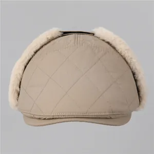 Détail du chapeau d'hiver matelassé avec surpiqûres en losange et protège-oreilles