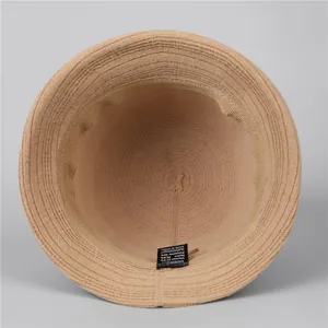 Vista interna del cappello in maglia kaki da donna con etichetta della composizione
