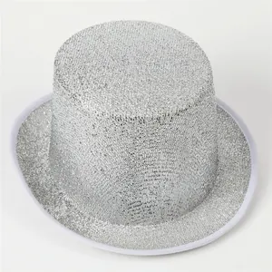 Primer plano del sombrero de copa con lentejuelas plateadas brillantes para escenarios