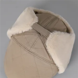 Détails de la chapka kaki avec texture matelassée et doublure épaisse en fausse fourrure