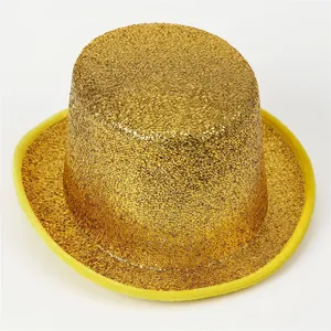 Primer plano de un sombrero de copa dorado con purpurina y borde de tela amarilla