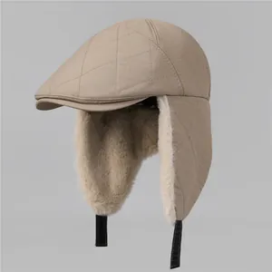 Détail du chapeau d'hiver kaki avec surpiqûres en losange et doublure épaisse en fausse fourrure