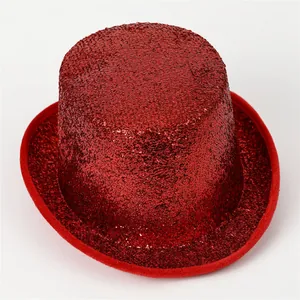 Detalle de chistera roja con purpurina y borde de terciopelo para espectáculos