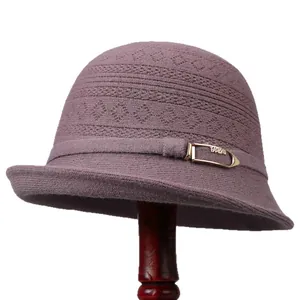 Elegante sombrero cloché de punto morado oscuro para mujer con hebilla metálica dorada