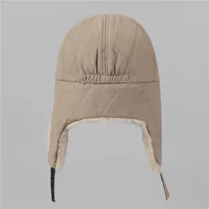 Chapka matelassée kaki avec doublure chaude en fausse fourrure blanche et cache-oreilles
