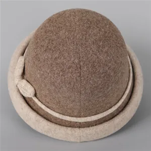 Chapeau cloche en laine camel foncé avec bord contrasté et décoration de nœud chic