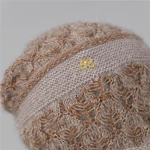 Gorro de punto de doble capa en caqui con calados y detalle de corazón con strass
