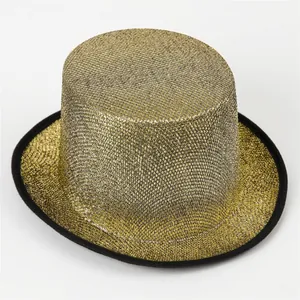 Primer plano de un sombrero de copa con lentejuelas doradas y borde negro para fiestas