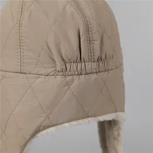 Détail du chapeau trappeur kaki avec surpiqûres en losanges et doublure en peluche