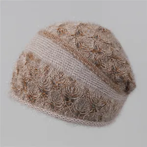 Gorro de punto de felpa camel para mujer con patrón geométrico y textura suave